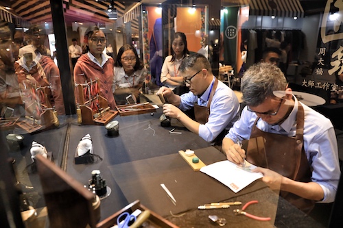Khu vực chế tác trang sức filigree của thương hiệu Chow Tai Fook thu hút nhiều khách hàng theo dõi.