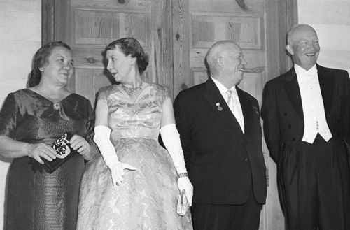 Tổng thống Mỹ Dwight Eisenhower (ngoài cùng bên phải) và lãnh đạo Liên Xô Nikita Khrushchev cùng hai phu nhân tại Nhà Trắng năm 1959. Ảnh: AP.