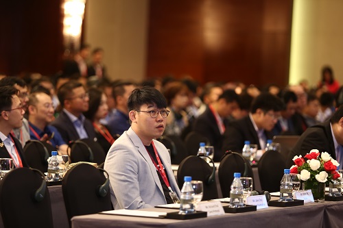 Ông Ethan Ng (vest xám) có suy nghĩ tích cực về tương lai ngành công nghiệp Blockchain tại Việt Nam cũng như trên thế giới. 