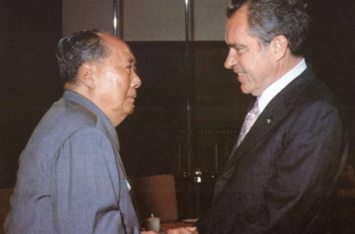 Tổng thống Mỹ Richard Nixon (phải) gặp Chủ tịch đảng Cộng sản Trung Quốc Mao Trạch Đông tại Bắc Kinh năm 1972. Ảnh: AFP.
