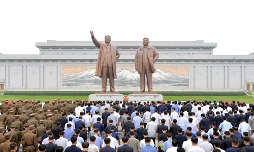 Hình ảnh núi Paektu trên bức khảm đằng sau bức tượng hai cố lãnh đạo Kim Nhật Thành và Kim Jong-il tại Bình Nhưỡng. Ảnh: KCNA.